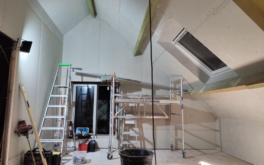 Van een kale zolder tot afgewerkte kamer