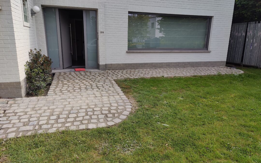 Nieuw tuinpad van kasseien