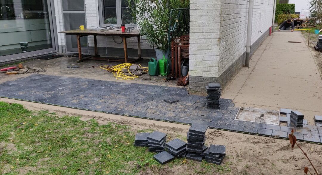 Beklinkerd tuinpad aan bestaand terras